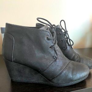 Black size 7 metallic toms wedges
